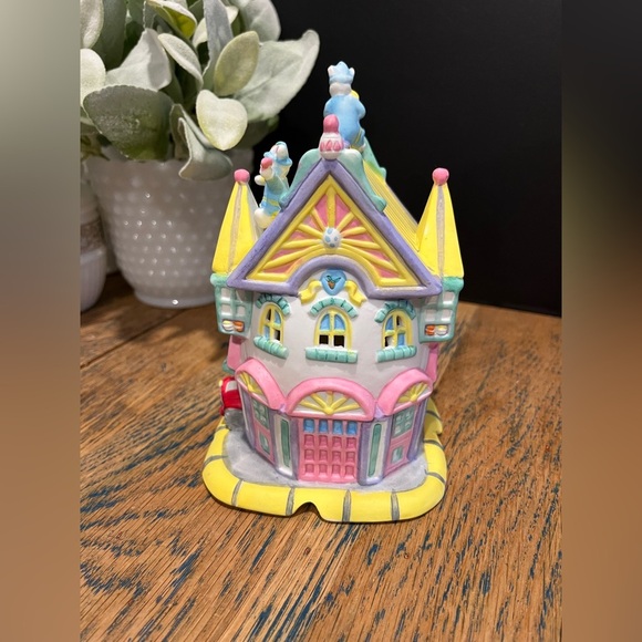 🐇 BUNNY TOWNE Firehouse – Hand-Painted Porcelain Figurine - Picture 6 of 7